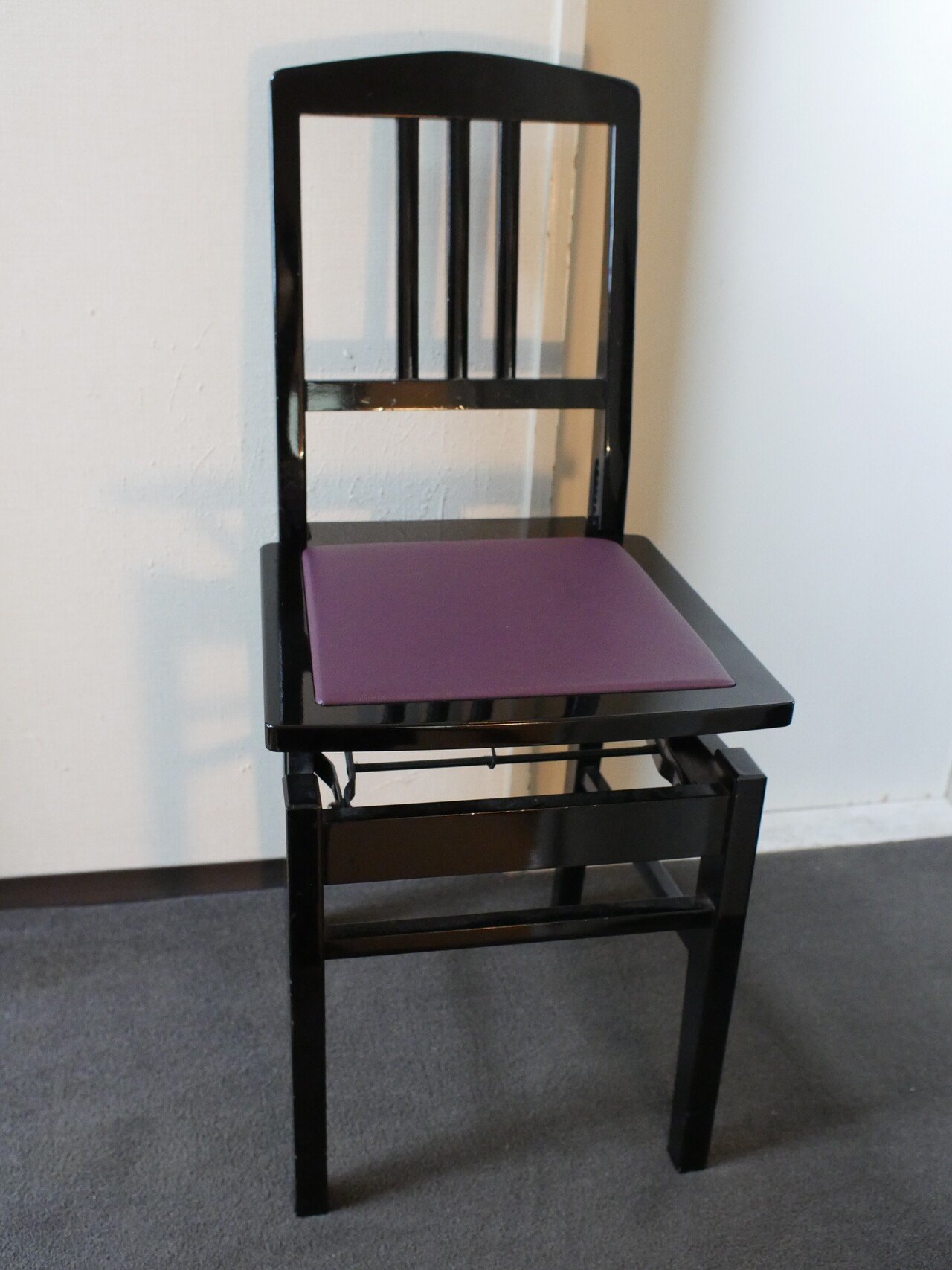 ドイツ・アンデクシンガー社製のコンサートピアノ椅子が白金ピアノ