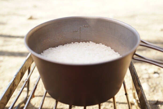 シェラカップで炊飯する方法 0 5合 1合の分量や自動炊飯も解説 ソトレシピ シーザスターズ シェラカップで炊飯する方法 0 5合 1合の分量や自動炊飯も解説 ソトレシピ シーザスターズ