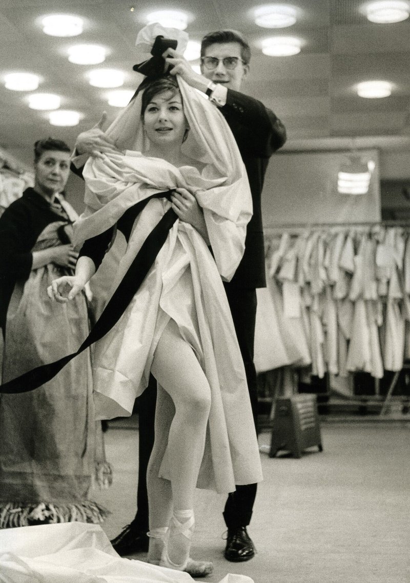 【12】≪バレエ「カルメン」の衣装合わせ、イヴ・サン=ローランとジジ・ジャンメール≫1959年