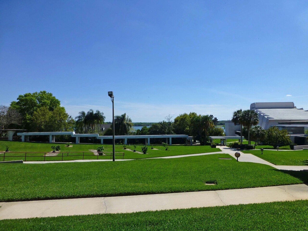 建築 青空と芝生に調和したフロリダ サザン カレッジ フランク ロイド ライト Hiroshi Kawajiri Note 建築 青空と芝生に調和したフロリダ サザン カレッジ フランク ロイド ライト Hiroshi Kawajiri Note