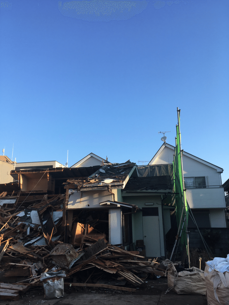 また家になるのだろうか。家って、土地だけだと案外小さくみえる。立体になるから広がるのか。空間の膨張とか言ったか。