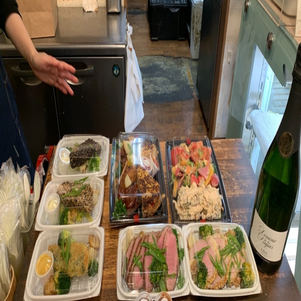 飲食店は ルーティンとしての食事 を取る場所であり 仲間との関係を深める場所であり メニューや空間から店主の信念に触れる場所である 富永朋信 プロフェッショナルマーケター 幸せをつかむ戦略 著者