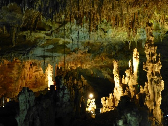 石垣市内から車で数分の所にある石垣島鍾乳洞。全長3200ｍのうち430ｍが観光用に整備されています。