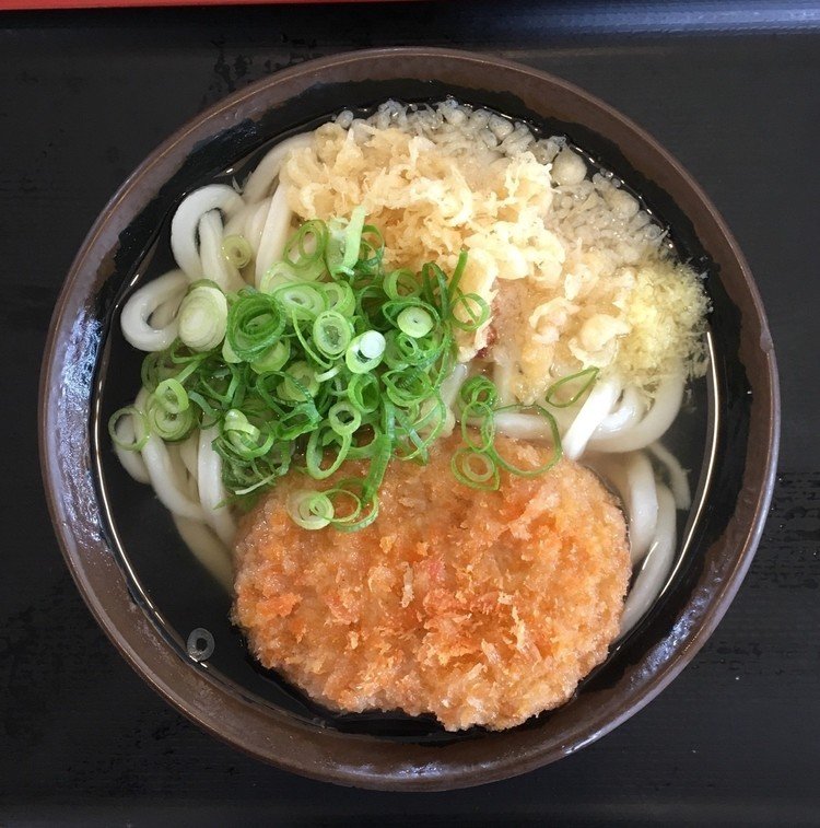 『こがね製麺所レインボー通り店』
チェーン店ですが、ここは美味い。麺を打つ場所もないですから工場製でしょうか。
かけ小＋コロッケ ¥310
そんなに特徴は有りませんが美味い。