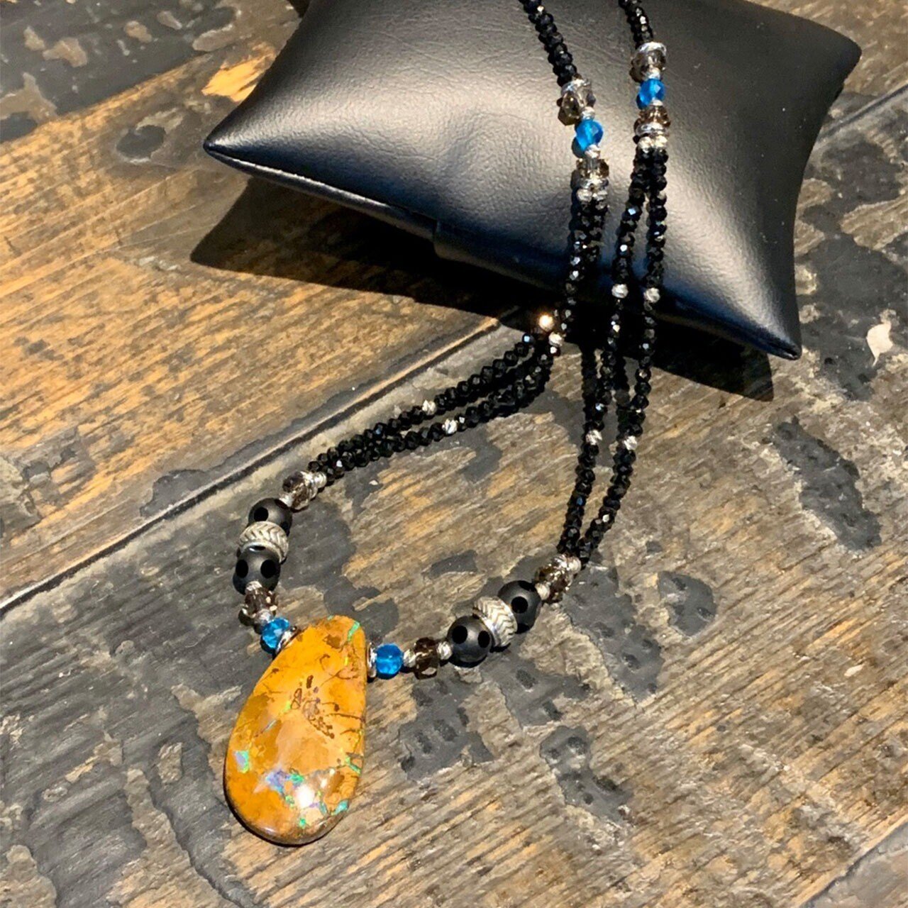 遊色に地球の欠片を感じる ボルダーオパールメンズネックレス 公式 ジュエルラウンジ 大人のカジュアルジュエリー Note