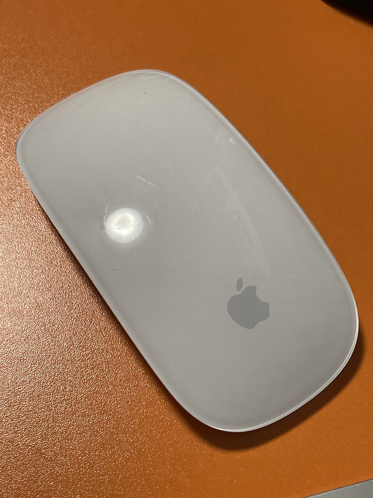 意外に便利なマウス Magic Mouse１です ２ではありません 乾電池式ですが アダプタを使って単４電池 単３電池にすることで軽量化 マウス の表面がトラックパッド的に 戻る 機能が地味に便利 もっ Naka Note