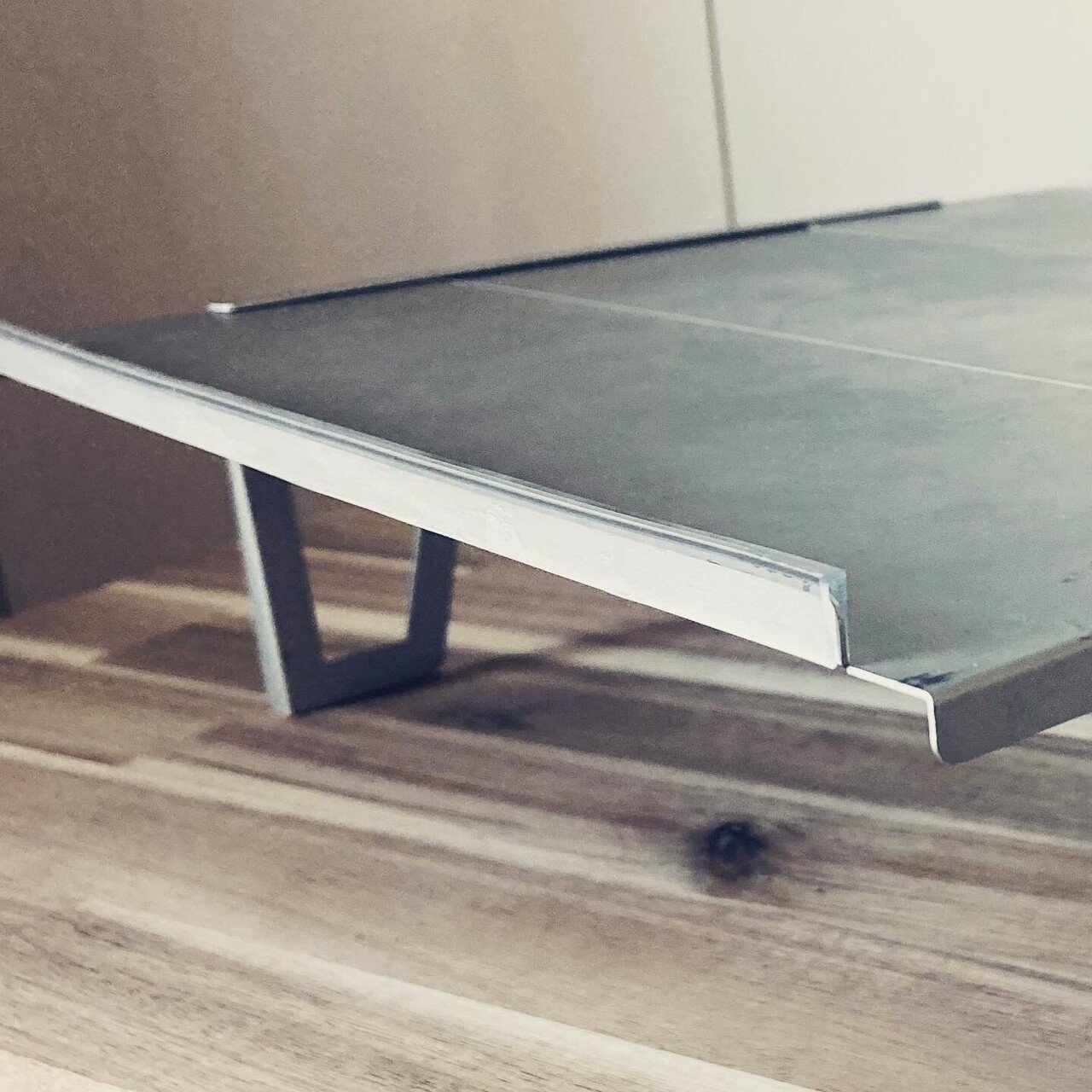 BELKROOTマジックテーブルにモールを巻いて裸で持ち歩く｜Daisuke