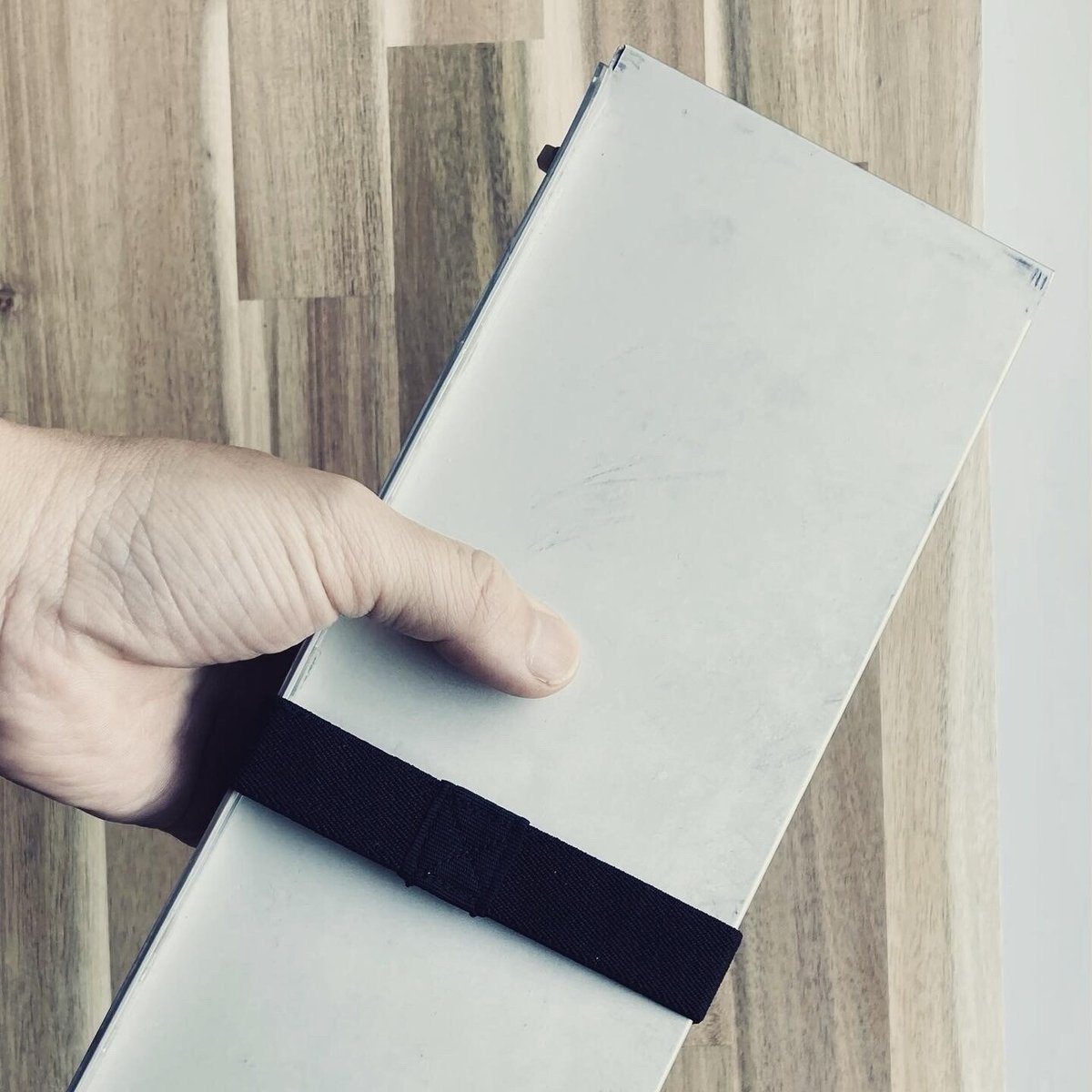 BELKROOTマジックテーブルにモールを巻いて裸で持ち歩く｜Daisuke