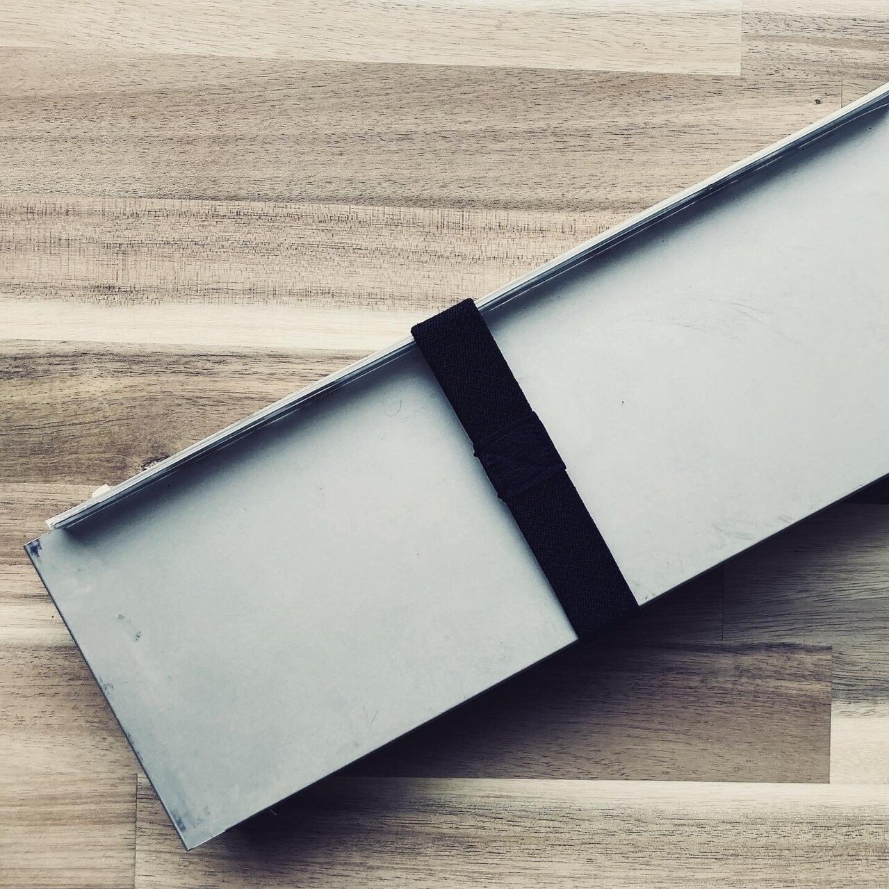 BELKROOTマジックテーブルにモールを巻いて裸で持ち歩く｜Daisuke