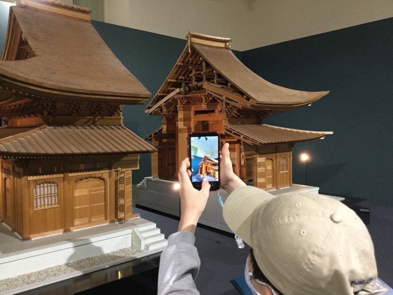 宮大工志望の10歳次男、精巧な建築模型を観る。｜桂田祐介