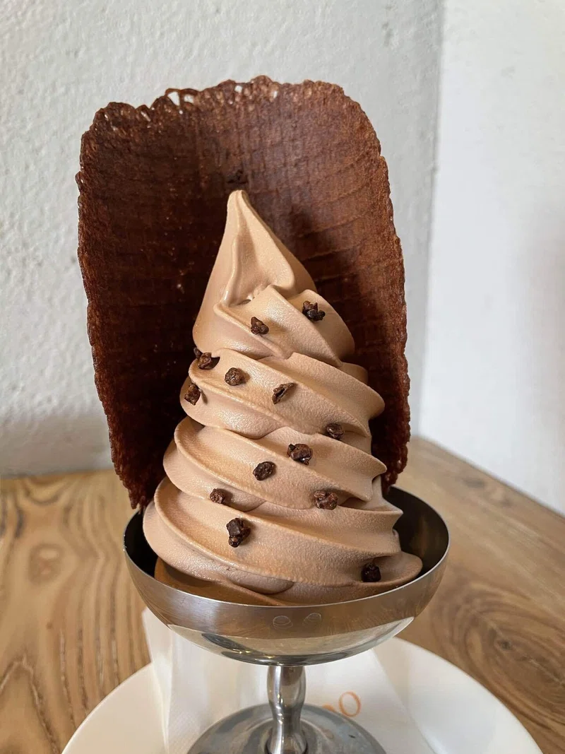 神々しい チョコレートのソフトクリーム フラベドルーフトップ Happy Softcream Note