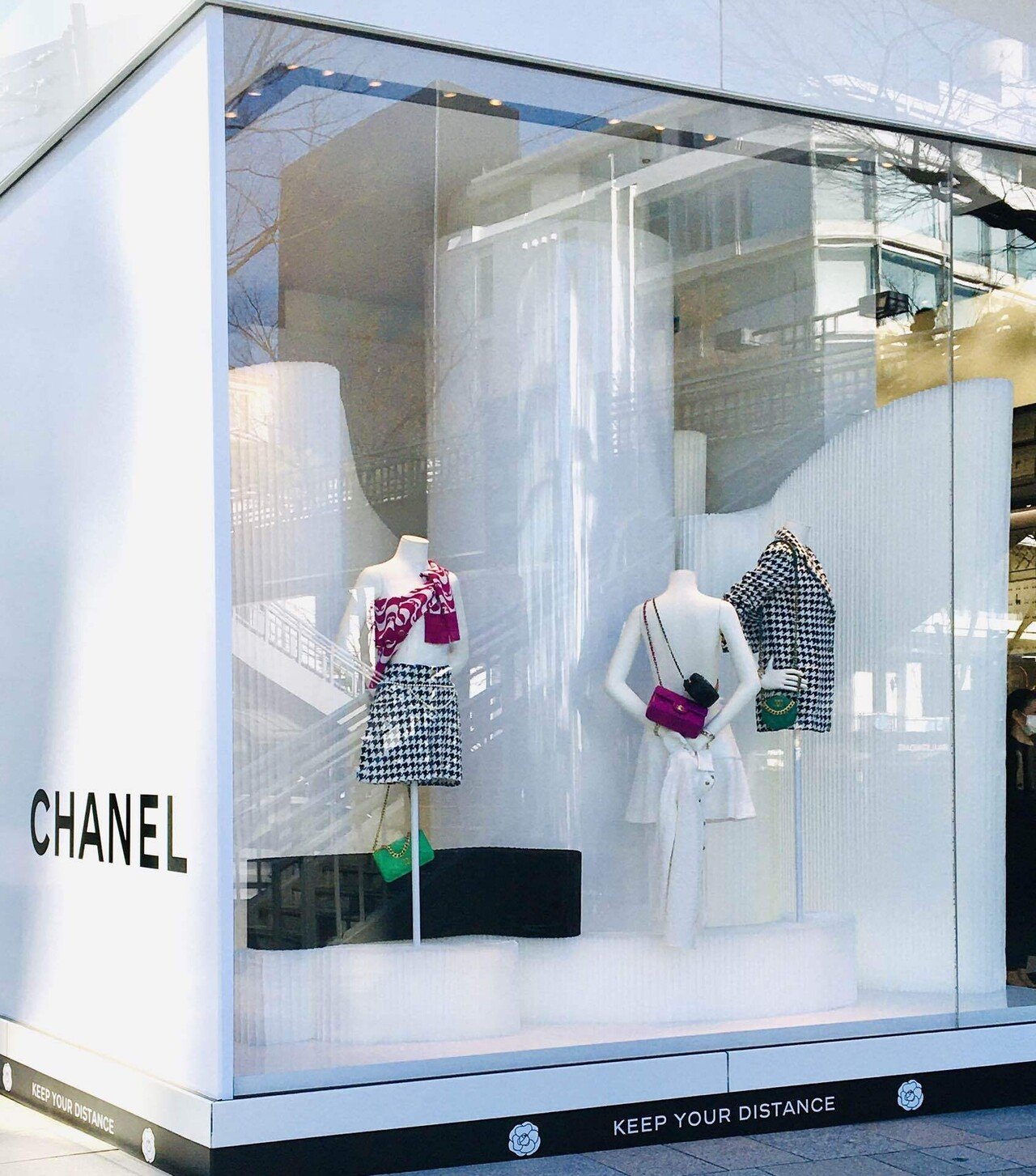 表参道chanelは真っ白の箱 Fuxia Miss Sixty60 Note