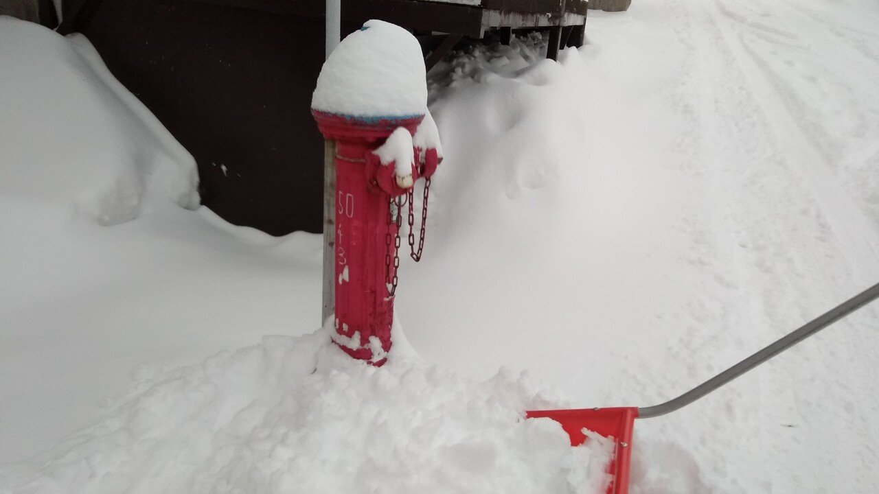 我が家の前は4時に除排雪 その後さらに降り続き 短い時間に30cmほど積もりました 6 30に雪かき出動 湿り気あって重たいし滑る 函館本線では除雪が追いつかず 動けない路線もあり 豪雪地域の皆様お疲 Yuhua O Note 我が家の前は4時に除排雪 その後さらに降り続き 短い時間に30cmほど積もりました 6 30に雪かき出動 湿り気あって重たいし滑る 函館本線では除雪が追いつかず 動けない路線もあり 豪雪地域の皆様お疲 Yuhua O Note