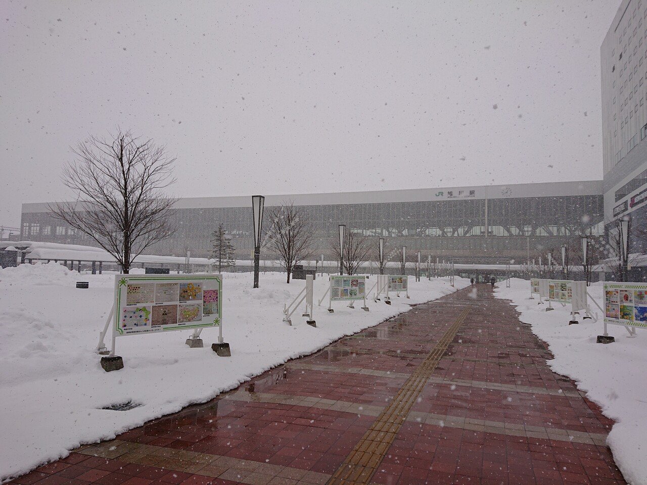 北海道の写真】雪の中の旭川駅｜幸野つみ｜note