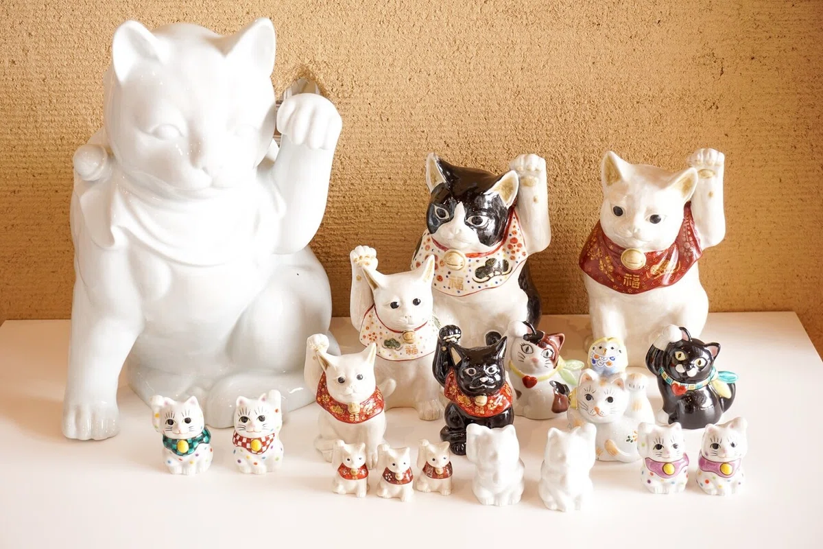 招き猫コレクターのあなたに届けたい。九谷焼の招き猫がゆるくて 