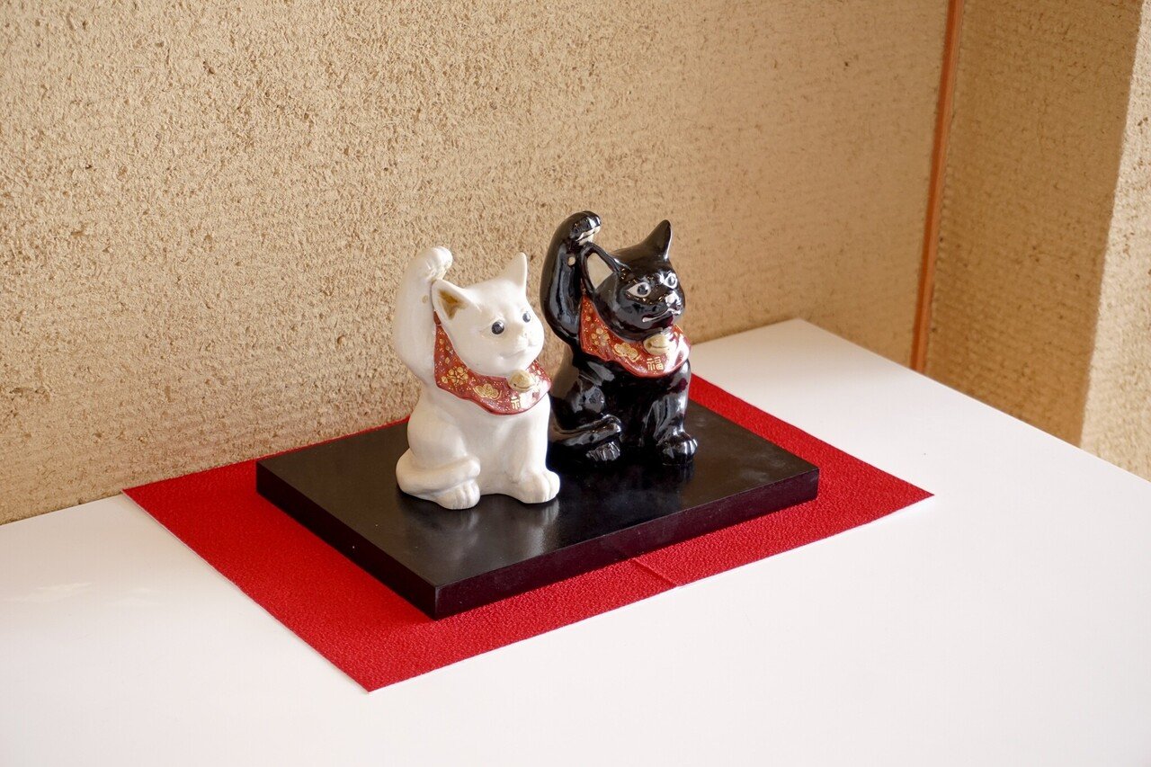 招き猫コレクターのあなたに届けたい。九谷焼の招き猫がゆるくて