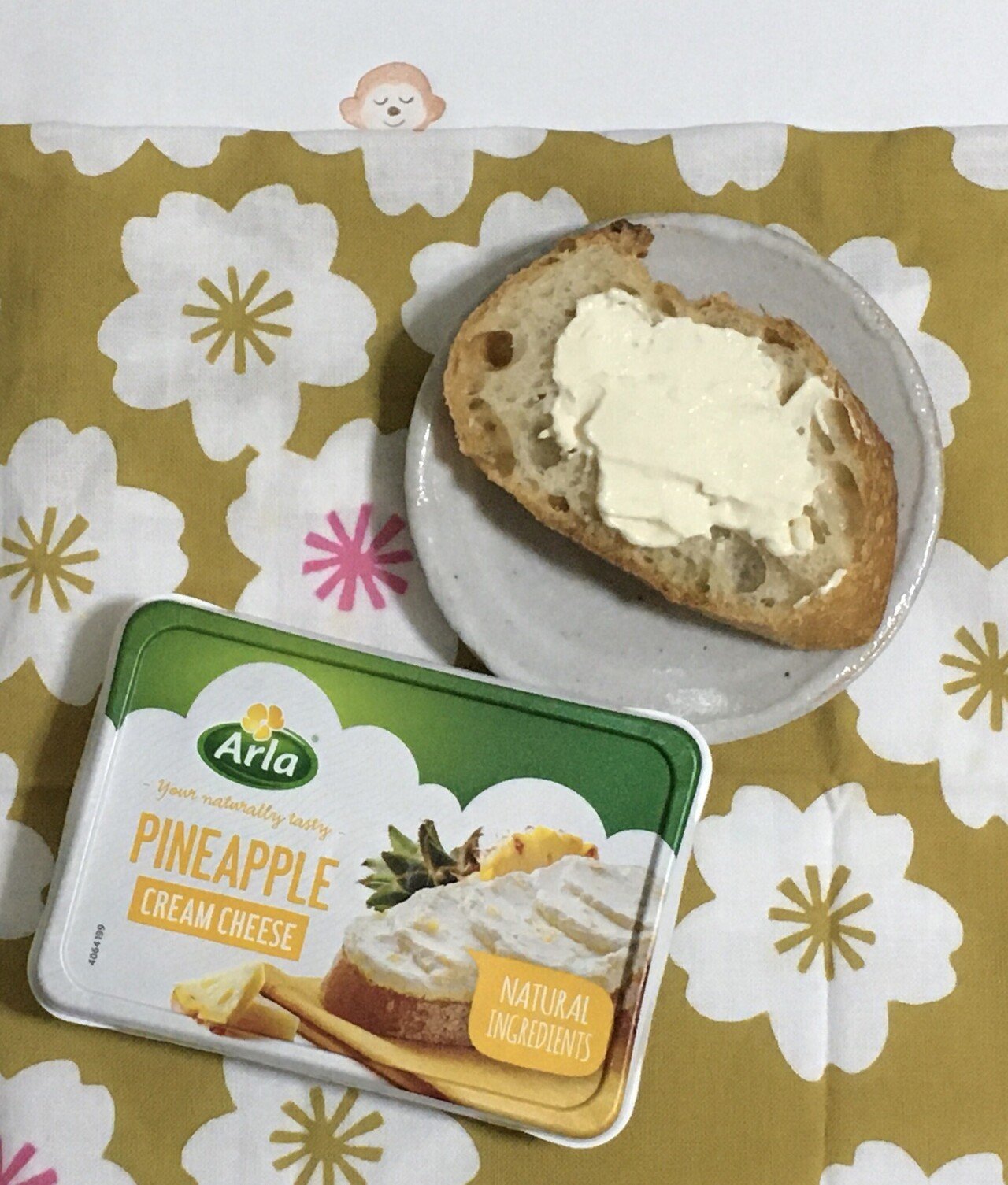 このクリームチーズ パイナップルが入っているんだ こざるちゃんがスーパーで見つけて買ってきました ジャムみたいな甘さはなくて ほのかにパイナップル みたいな感じだね 柔らかくて塗りやすいよ こざるカフェの日々ウールー Note このクリームチーズ パイナップルが入っているんだ こざるちゃんがスーパーで見つけて買ってきました ジャムみたいな甘さはなくて ほのかにパイナップル みたいな感じだね 柔らかくて塗りやすいよ こざるカフェの日々ウールー Note