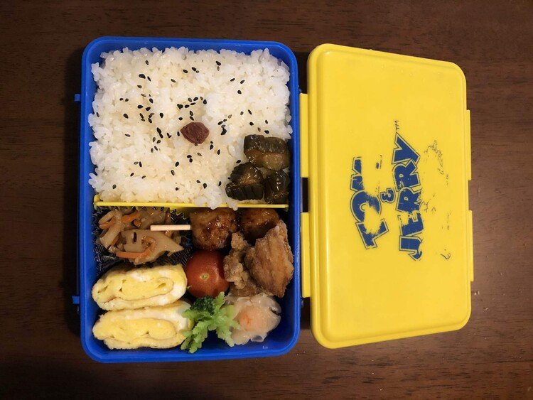 次男弁当。梅干し、キュウリのキューちゃん、きんぴら、つくね、プチトマト、玉子焼き、ブロッコリー、エビシュウマイ、唐揚げ。代わり映えもなく。ただただお米のありがたさを知るためだけのお弁当。　#お弁当　#note弁当部