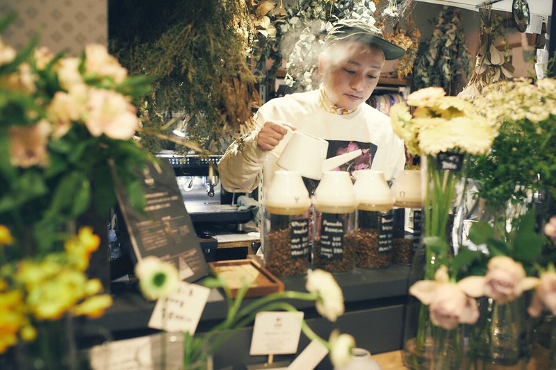 自分のために花屋に通う 池尻大橋 B H R Coffee Flowers にて Blue Wellmaga Blue ブルー Note 自分のために花屋に通う 池尻大橋 B H R Coffee Flowers にて Blue Wellmaga Blue ブルー Note
