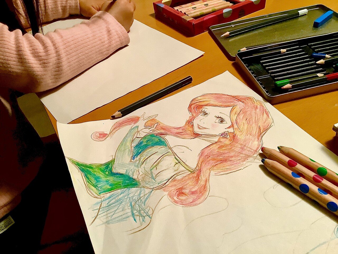 コクヨのミックス色鉛筆のお試しがてらディズニープリンセス好きな娘からのリクエストでアリエル うーん どうしても私っぽいアリエルにしかならない 笑 アリエルって最近ドレスも着るの 地上進出 まつばらあや リビング アトリエ Note