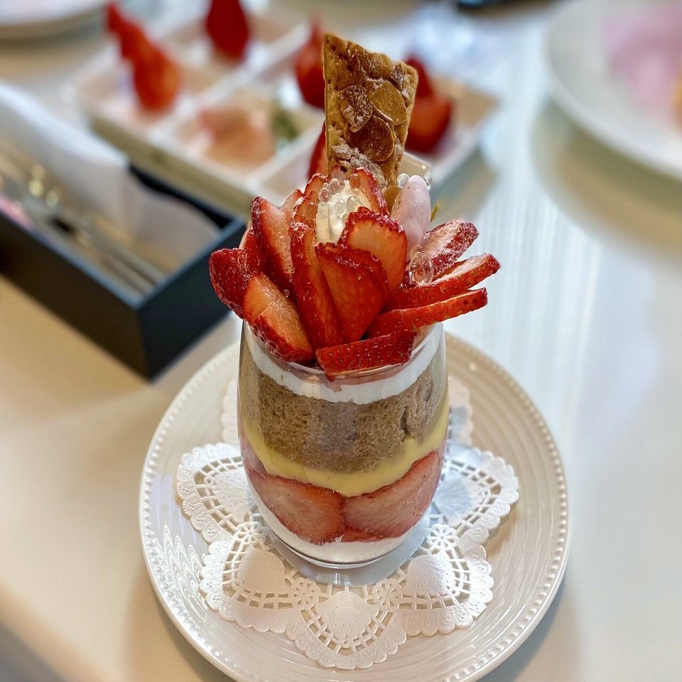 タカノの新宿本店で苺スイーツ食べたら生きる気力が湧いた 井上ケイタロウ Note