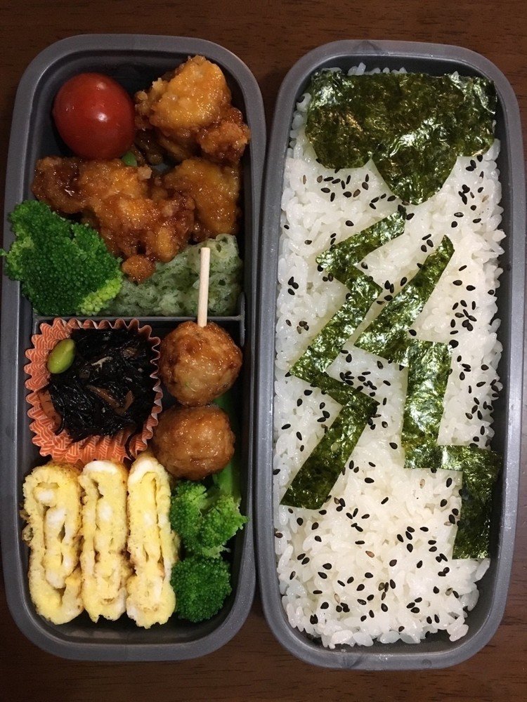 長男弁当。タレづけ唐揚げ、プチトマト、ブロッコリー、ちくわの磯辺揚げ、ひじき煮、つくね、卵焼き、ブロッコリー。今日は雷の日。930年の今日、菅原道真の怨念で清涼殿に落雷があり、藤原清貫の大納言が亡くなるということがあったらしい。くわばらくわばら。