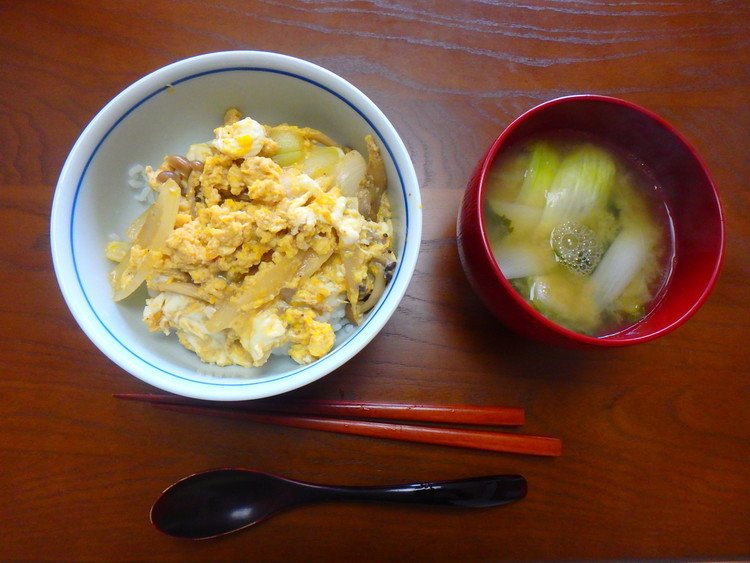 最早定番となりつつある玉子丼。水、めんつゆは100：20で。後いりこ出汁を少々。玉ねぎと舞茸、ブナシメジを入れてみた。お味噌汁は玉ねぎと海鮮具。これで玉ねぎ半分消費。