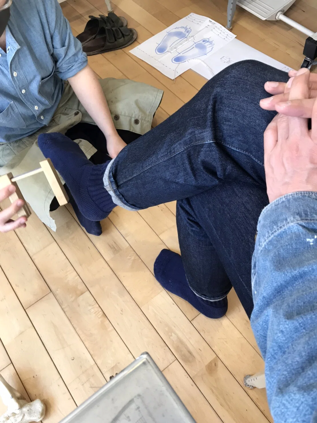 自分で靴を作る Vol 1 自分自身の手で靴を1から作ってみる まずは足の採寸を立位と足に体重がかかってない状態での採寸をする 足のサイズ は朝と夜でも違うので普段のライフスタイルを想定してサイズを見極 Kataとkatati Note