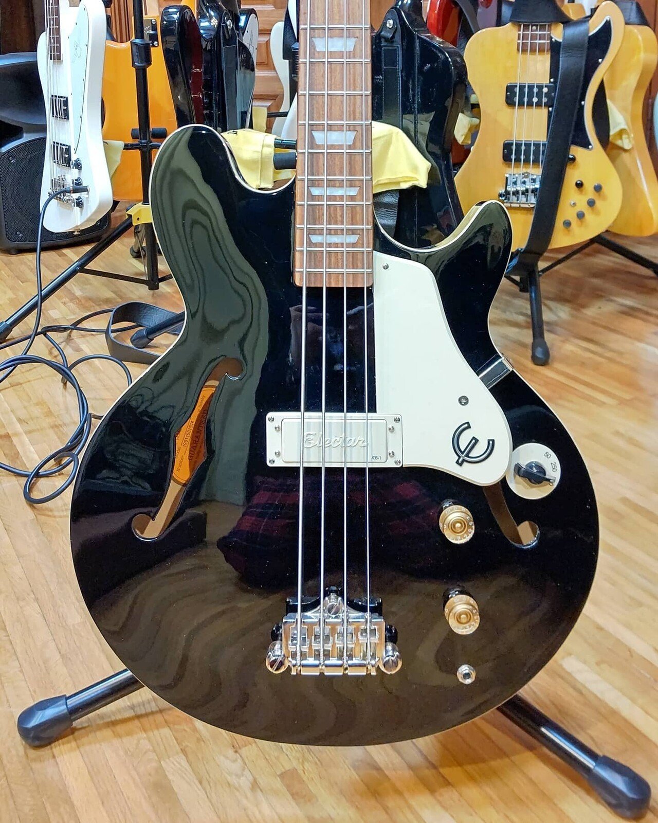 エピフォン「Jack Casady Bass」の可愛くも精悍なお姿を眺める