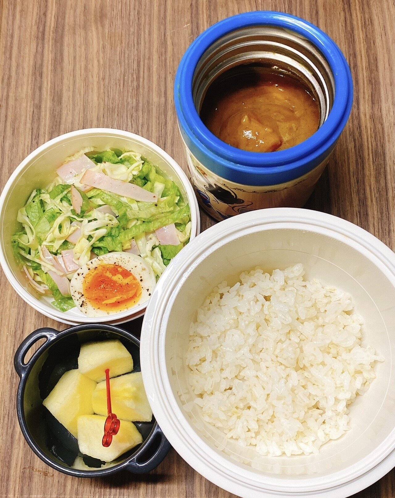 今日のお弁当 今日はカレーライス Amp サラダ 私としたことがサラダにレモンドレッシング を先に混ぜてしまい ちょっとヘナっちゃった 笑 Mii Note 今日のお弁当 今日はカレーライス Amp サラダ 私としたことがサラダにレモンドレッシング を先に混ぜてしまい ちょっとヘナっちゃった 笑 Mii Note