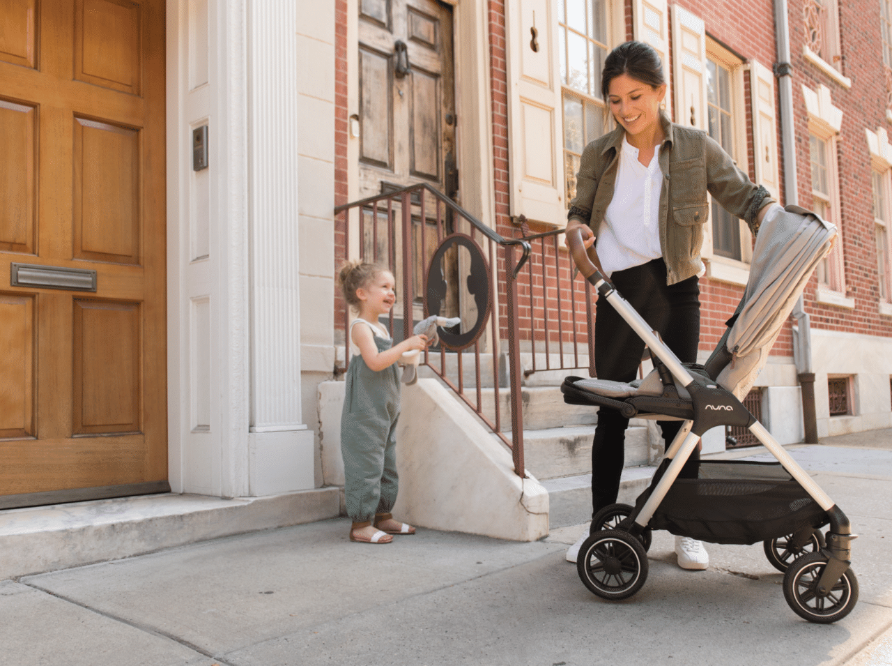 有名なNuna ベビーカー トリヴ ブラックフレーム（ティンバー） 移動