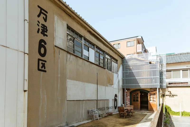 佐世保の港町「万津6区」の夜に、コーン看板が灯った日｜山下義弘／ド