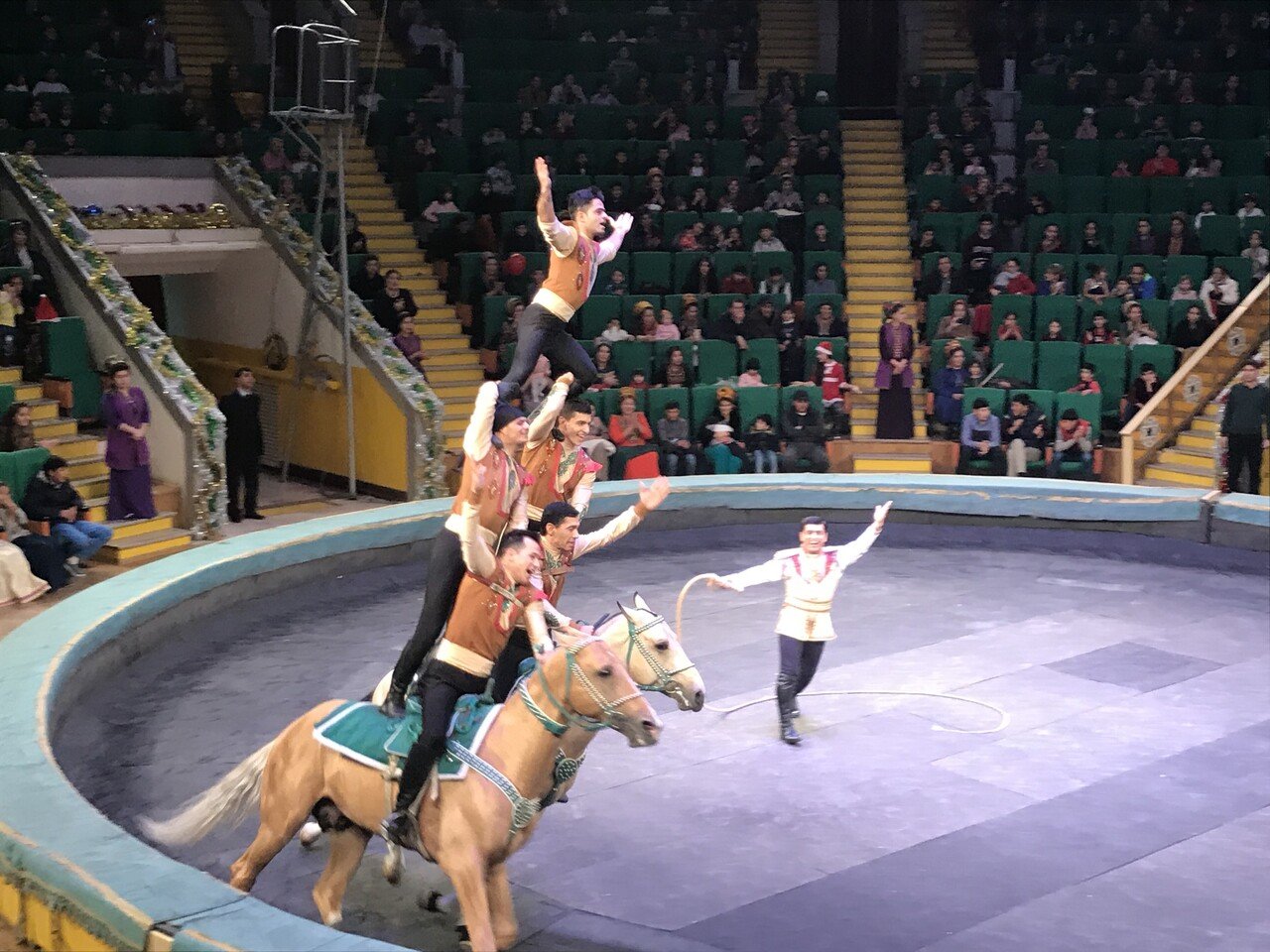 ソ連式？トルクメニスタンのサーカス・見せ物より面白いうちの妻｜まそしゅ