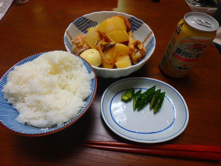 古びた大根を処分するため、鶏ももと手羽元を買ってきた。大根は皮をむき、1.5mm厚程度に輪切り、更に半月型に切る。で、レンジでチン。その間鶏もも、手羽元を鍋で炒める。肉が鍋からはがれたら裏返ししばらく炒めて水300、めんつゆ60入れて煮込み、大根、シイタケ、ショウガの千切りを入れてひたすら煮詰めて出来上がり。大根筋張ってる・・・仕方なし。後は胡瓜のぬか漬け。と、ご褒美（何の？）ビール！