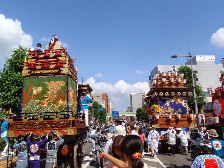 うちわを配布したことから名づけられた、町民の心意気が感じられる祭。お祭広場に山車と屋台が集合し、鳴り響くお囃子と歓声はまさにあついぞ熊谷。
#熊谷うちわ祭
#まつりとりっぷ
#7月 
#埼玉県
https://j-matsuri.com/