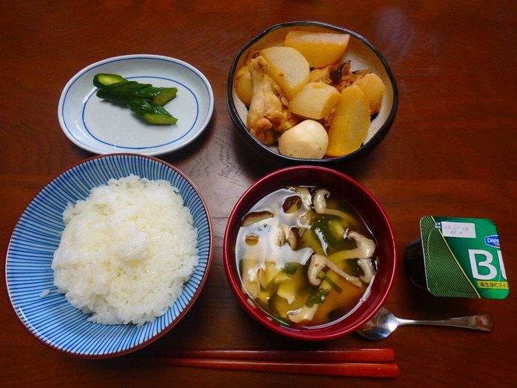 昨日の鶏大根、胡瓜のぬか漬けにヨーグルト、シイタケ、お豆腐、海鮮具のお味噌汁。美味しくいただきました。
