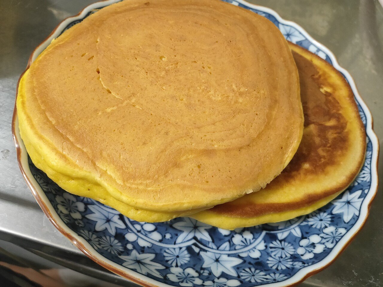 氏が食べる用にただのホットケーキ ただし黄色い を作った 卵白は猫飯に使ったので 卵黄のみ使用 私は甘い物 苦手なので昨夜の豚汁の残りを食べることにする Tsura Ro Note