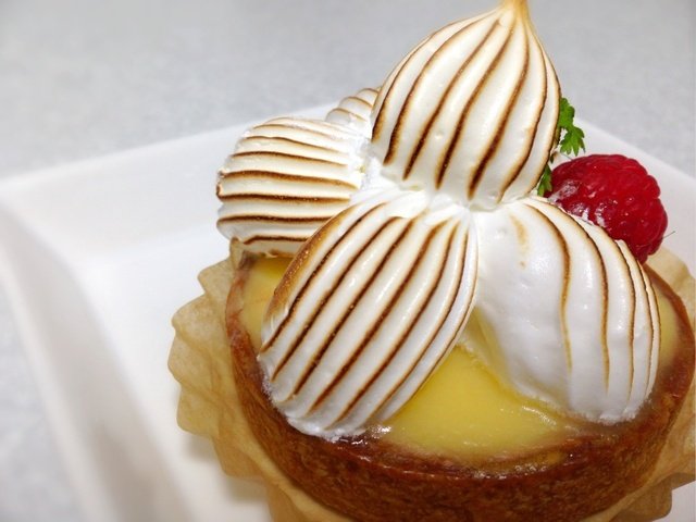 和菓子も洋菓子も群雄割拠の京都市中でもお気に入りのケーキ屋さん、プチジャポネ。こだわりの作品が並んでていつも目移りしちゃいます。こちらは「レモンのクリームタルト」！爽やかな酸味と甘みが絶妙なバランス！