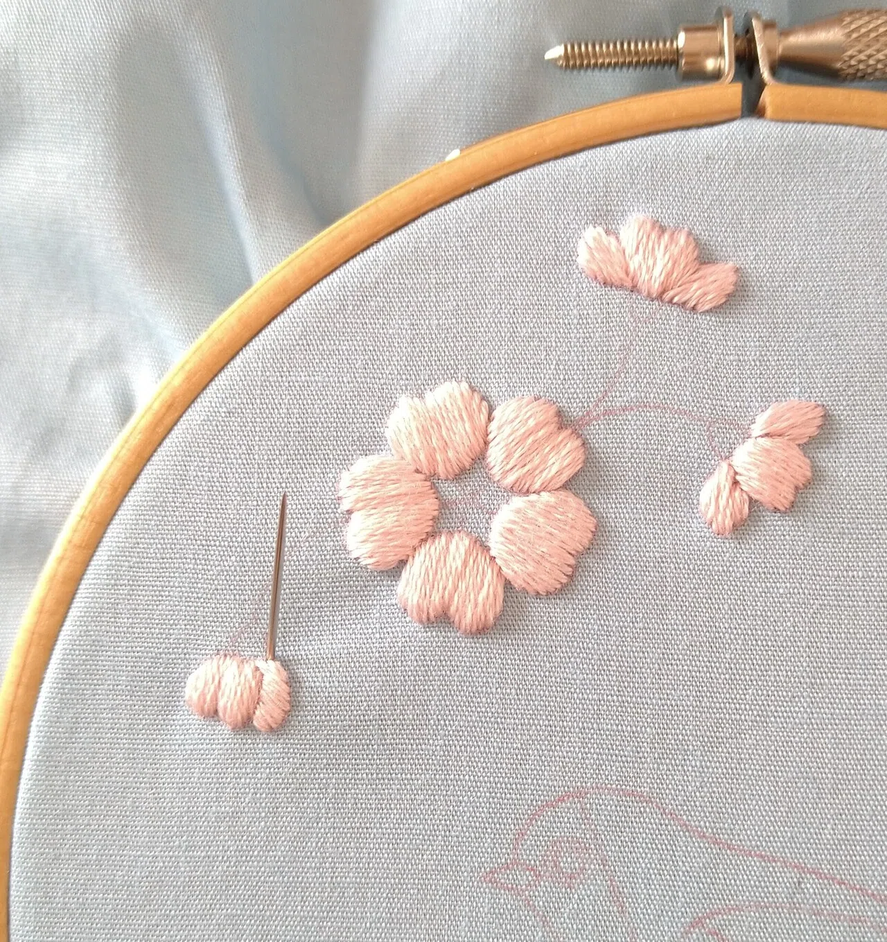 桜の花とメジロの刺繍枠キットを作ろう* ステップ5 〜桜の花の刺繍3