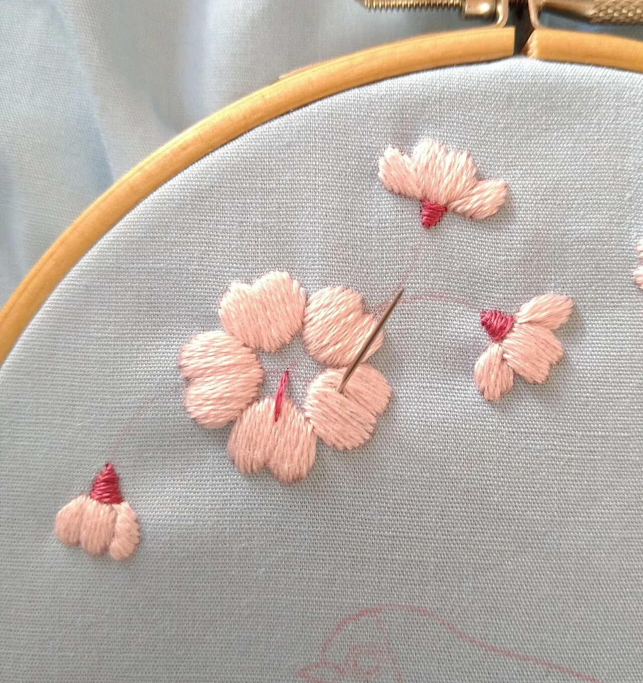 桜の花とメジロの刺繍枠キットを作ろう* ステップ5 〜桜の花の刺繍3