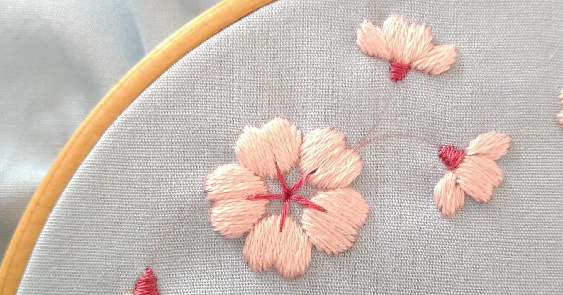 桜の花とメジロの刺繍枠キットを作ろう* ステップ5 〜桜の花の刺繍3
