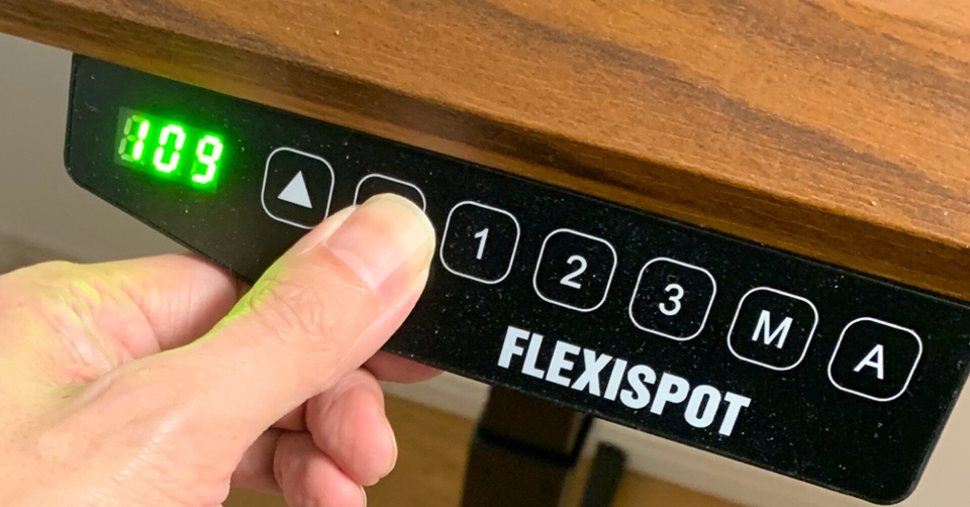 首がバキバキになったので Flexispotの机に替えました いちおpr かっぴー 漫画家 Note