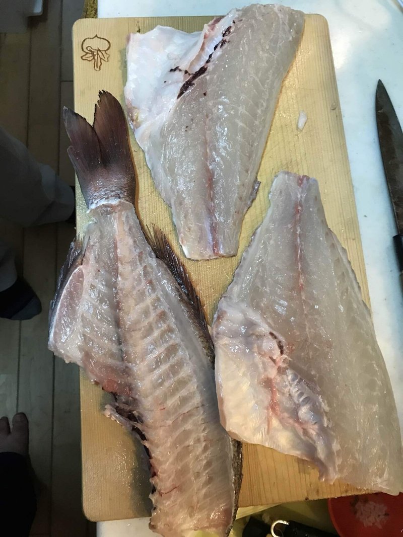 魚を食べる 鯛の三枚おろし さっきまで活きてた ピンク色して鮮やかな真鯛 どすこいお父さん Note