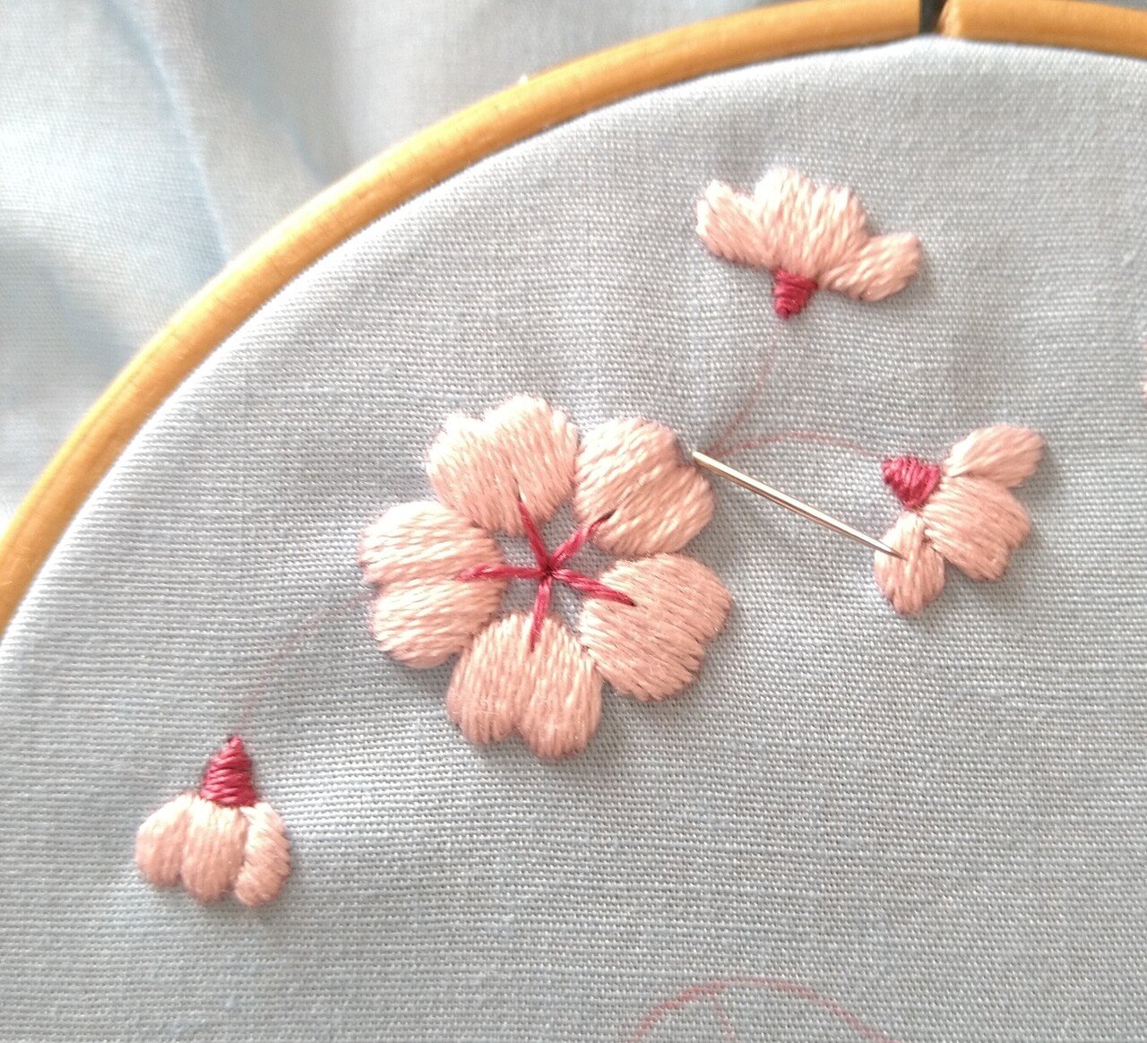 桜の花とメジロの刺繍枠キットを作ろう* ステップ6 〜桜の花の刺繍4