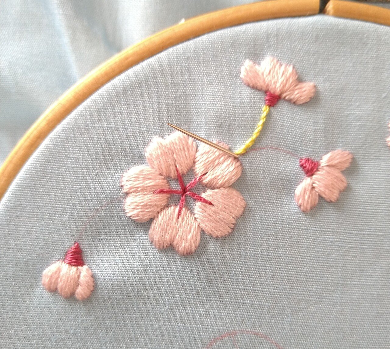 桜の花とメジロの刺繍枠キットを作ろう* ステップ6 〜桜の花の刺繍4