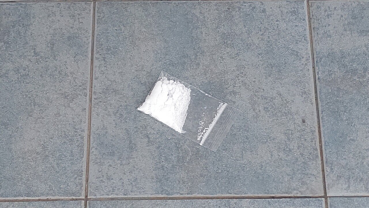 にゃむのつぶやき 痩せた 痩せてる それだけで薬物使用の疑いをかけてくる輩が 白い粉 たぶん塩 が入ったビニール袋を道端に捨てたのかもな 白い粉を見ただけで我慢ができなくなるらしいけど アホ過ぎて写メ にゃむ 否定科学 Image Creation Labo Note
