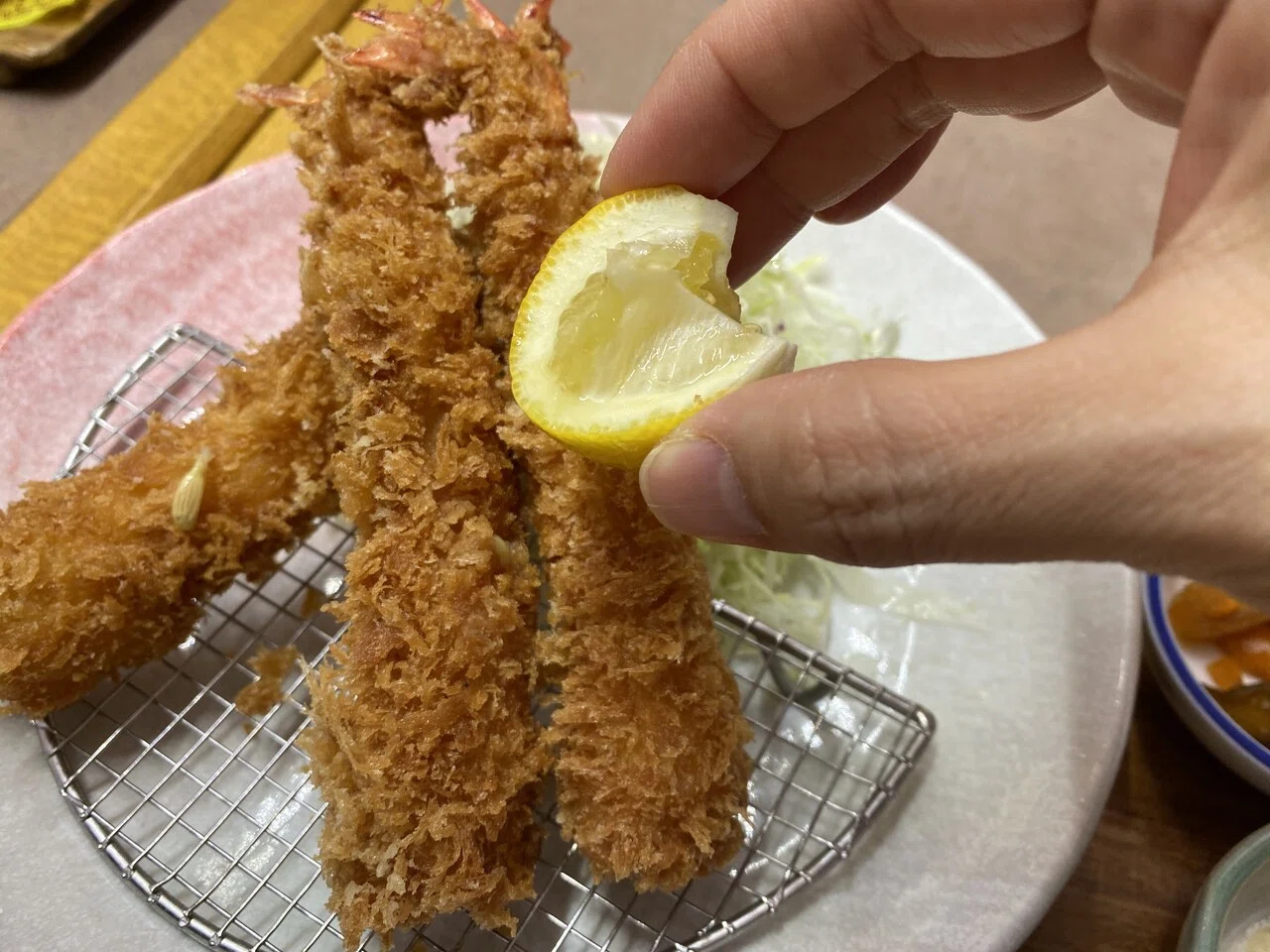 レモンをしぼるときは皮を食べ物に向けてしぼる これ鉄則 レモンの香り成分のほとんどは果汁ではなく果皮の黄色いプチプチの中に含まれています 反対向きにしぼるとあなたの手がレモンの香りになりま ひだじゅん ハーバルキッチンセラピスト Note