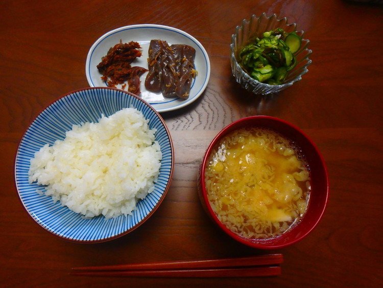 椎茸、お豆腐、揚げ玉のお味噌汁、昨日の酢の物、へし子、こんにゃく。さて、行くか。