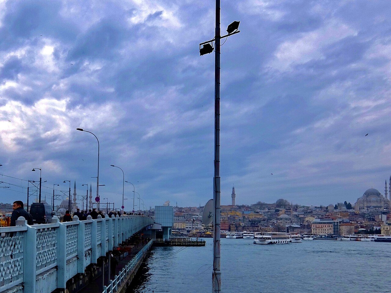 釣りが名物 トルコ イスタンブールの ガラタ橋 旅行記 沖山りこ Note 釣りが名物 トルコ イスタンブールの ガラタ橋 旅行記 沖山りこ Note
