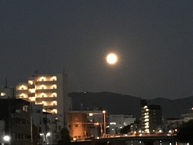 月が大きく見えるのは目の錯覚 明日使える豆知識 奥敬基 Note